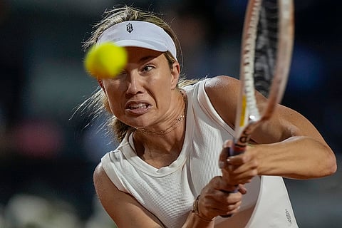Danielle Collins returns the ball to Aryna Sabalenka 